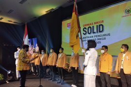 Ketum Golkar Airlangga kukuhkan pengurus DPP MKGR