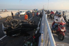 Pedagang buah tewas setelah mobilnya terbalik di Suramadu