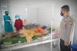 Seorang perempuan membakar diri di tengah jalan