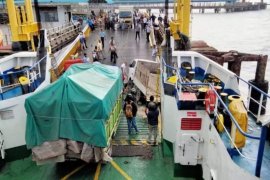 Diduga melebihi tonase, mobil pengangkut kerikil nyaris kecebur kelaut