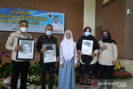 Sisiwi SMA 1 Bangkinang Kota lukis Ketum PWI