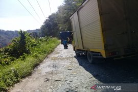 Sejumlah titik jalan provinsi di Batang Natal Madina rusak berat