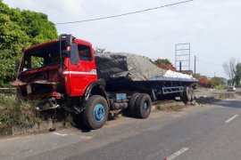 Supir tewas tergilas ban truk sendiri di Rantauprapat