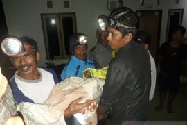 Seorang nelayan berteriak minta tolong saat tergulung ombak besar
