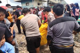 Mayat pria tanpa identitas ditemukan mengapung di Pelabuhan Sape