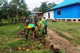 Satgas Yonif PR 432-warga Kobakma Mamberamo Tengah bangun gorong-gorong cegah banjir