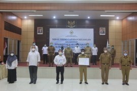 Pelaksana Tugas Wali Kota Binjai serahkan LKPD