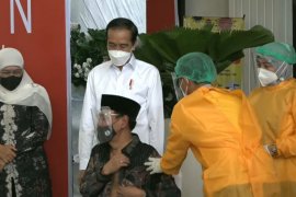 Disaksikan Presiden Jokowi, Ketua MUI Jatim divaksin AstraZeneca