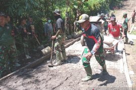 TNI bersama masyarakat lembur selesaikan perbaikan jalan