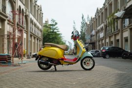 Awkarin modifikasi Vespa Sean Wotherspoon menjadi lebih bertenaga