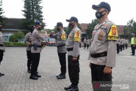 Kapolres Loteng berikan penghargaan kepada personel berprestasi