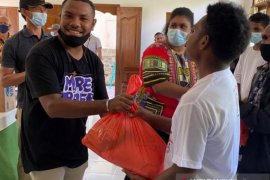 IMMAPA Bali salurkan bantuan sosial pada pelajar/mahasiswa Papua