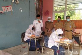 Tinjau ujian akhir sekolah, Wabup Pasaman Barat tekankan pendidikan harus didukung guru dan sarana prasarana