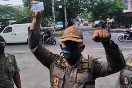 KTP dirampas saat razia prokes, Dekan FH UGR laporkan Satpol PP NTB ke Ombudsman