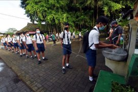 Siswa di Gianyar mulai belajar ke sekolah