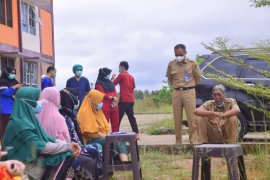 Bupati Jarot sambangi puluhan pasien positif COVID-19