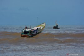 Perahu Nelayan Dihantam Ombak