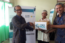 YBM PLN Kalbar dan IKPLN salurkan bantuan melalui program bedah rumah