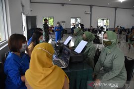 Prajurit dan ASN Korem 023/KS terima vaksinasi tahap pertama