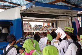 Perpustakaan Keliling Sumbar pinjamkan buku bacaan dukung masjid ramah anak di Padang