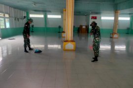 Personil Satgas TMMD kodim 1206/PSB bersihkan lantai Masjid Al-Ikhlas
