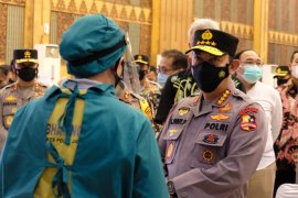 Kapolri disambut antusias warga ikut vaksinasi COVID-19