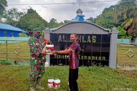 Satgas TMMD 110 Putussibau  beri bantuan cat pagar Masjid Al-Iklas