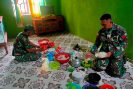 Ibu- ibu pengurus mesjid siapkan makanan khas bagi Satgas TMMD