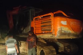 Satgas TMMD 110 Kodim 1206/PSB bergiliran jaga excavator