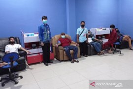 Uber Rezeki terpangil lakukan donor darah di PMI