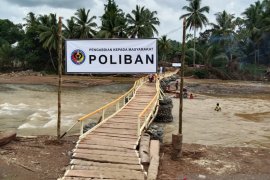 Penampakan jembatan darurat dari bambu di wilayah banjir HST bantuan Poliban