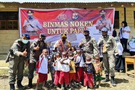 Binmas Noken tebarkan kebahagiaan warga di Intan Jaya