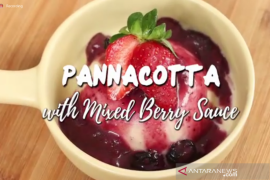 "Pannacota with Mixed Berry Sauce" untuk pilihan camilan anak