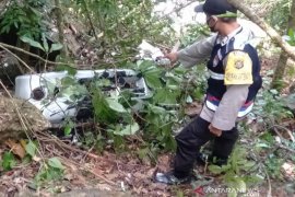 Polisi evakuasi minibus terjun ke jurang sedalam 25 meter di Kolaka Utara