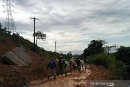 Longsor tebing gunung tutupi jalan lintas Aceh Barat-Pidie