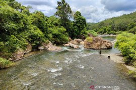 Wisata Batu AJung di Balangan