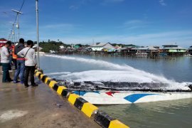 Tiga tanki pemadam dikerahkan padamkan speedboat Sebakis 3 yang terbakar di pelabuhan