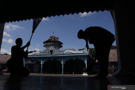 Perawatan rutin bangunan Keraton Solo