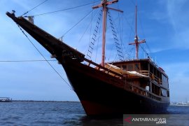 Sensasi berlayar dengan kapal pinisi