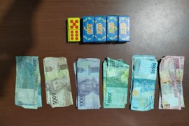 Asyik main judi domino, enam warga Jonggat diringkus polisi