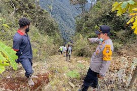 Polres Tolikara tangani kecelakaan truk masuk jurang