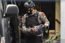 Densus 88 Antiteror Amankan Bahan Peledak Dan Bom Rakiitan Di Rumah Terduga Teroris Page 1 Small
