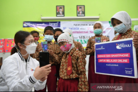 XL Axiata donasikan 500 gawai dan paket data ke siswa miskin