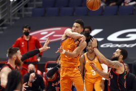 Devin Booker memimpin Suns raih kemenangan atas Charlotte lewat overtime