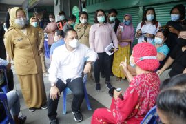 Wali Kota Eri tinjau vaksiansi pedagang di Pasar Genteng Surabaya