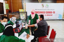 120 pegawai dan hakim di Pekanbaru divaksin COVID-19