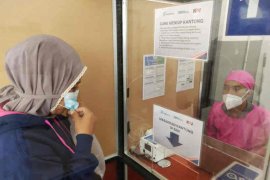 Tes GeNose layani penumpang kereta di Stasiun Jatibarang