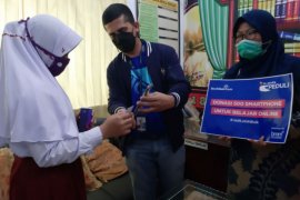 Dukung pembelajaran jarak jauh, XL Axiata donasikan smartphone untuk pelajar tidak mampu