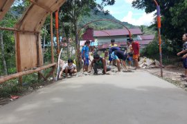 Satgas TMMD bantu melakukan pengecoran jalan menuju Bukit Manggis