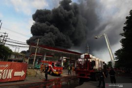 Kebakaran pabrik dan gudang palet plastik